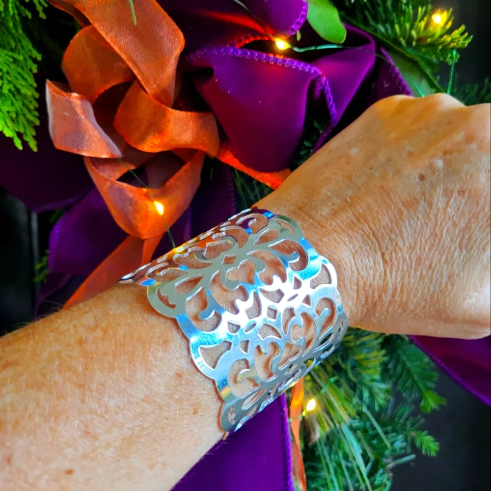 GORGEOUS BRAND NEW SILVER SCROLL CUFF INTRiCATE AND ORNATE - Picture 1 of 6